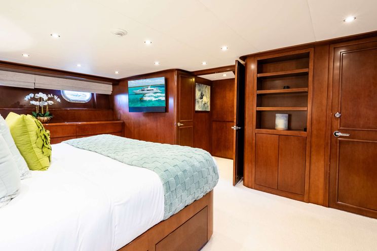 Charter Yacht ESCAPE - Hatteras 34m - 4 Cabins - Nassau - Exumas - Bahamas