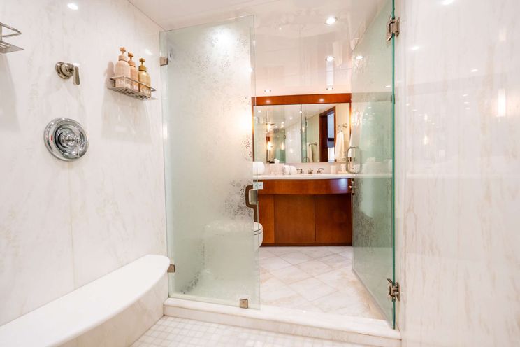 Charter Yacht ESCAPE - Hatteras 34m - 4 Cabins - Nassau - Exumas - Bahamas