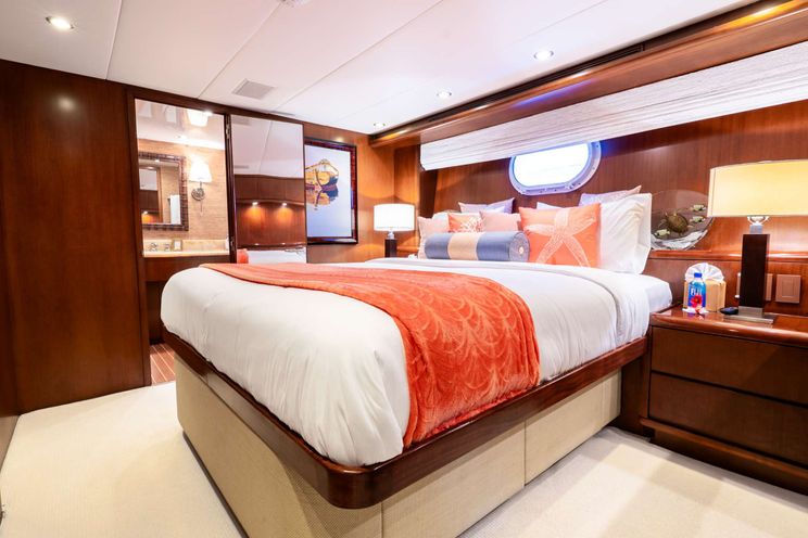 Charter Yacht ESCAPE - Hatteras 34m - 4 Cabins - Nassau - Exumas - Bahamas