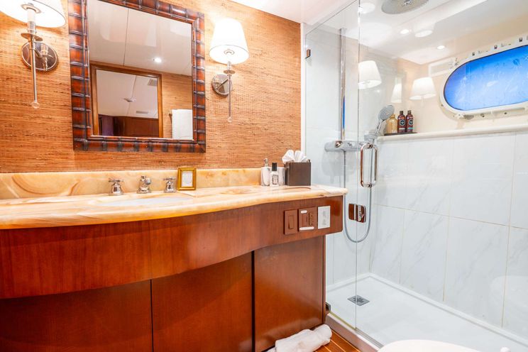 Charter Yacht ESCAPE - Hatteras 34m - 4 Cabins - Nassau - Exumas - Bahamas