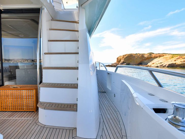 GRACE XI Sunseeker 75 - staircase to the flybridge GRACE XI Sunseeker 75 - staircase to the flybridge