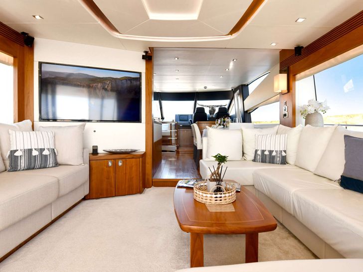 GRACE XI Sunseeker 75 - saloon seating with TV GRACE XI Sunseeker 75 - saloon seating with TV
