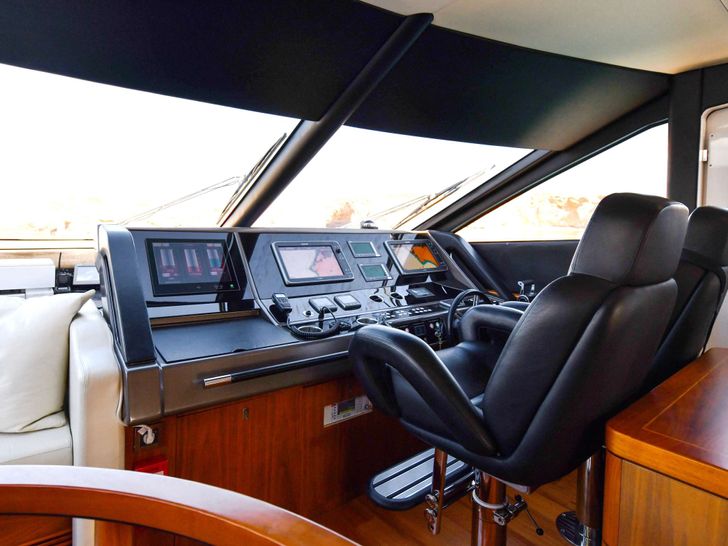 GRACE XI Sunseeker 75 - cockpit GRACE XI Sunseeker 75 - cockpit