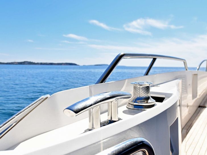 GRACE XI Sunseeker 75 - side walkway GRACE XI Sunseeker 75 - side walkway