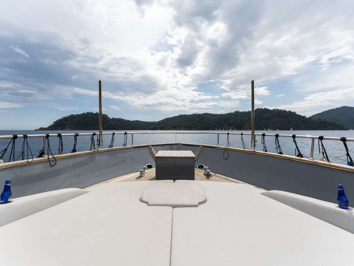 BEYEFENDI H Falcon 27m - foredeck BEYEFENDI H Falcon 27m - foredeck
