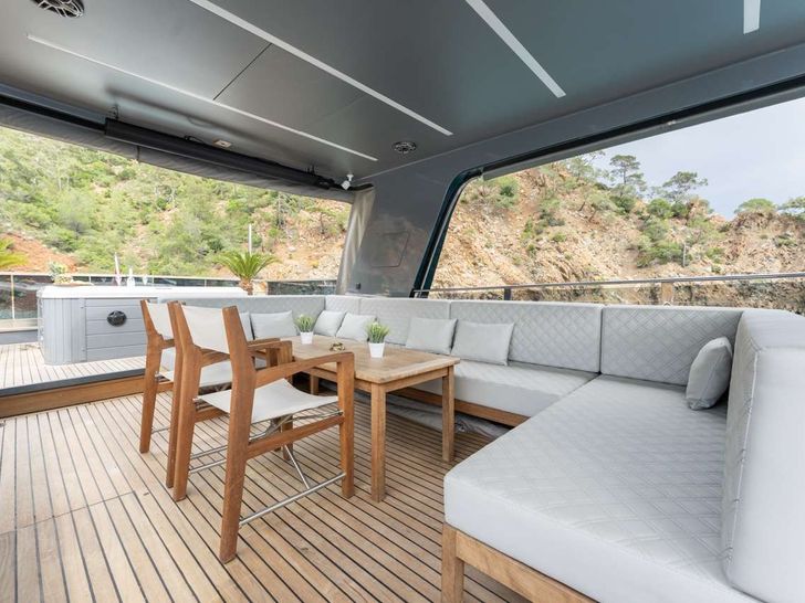 BEYEFENDI H Falcon 27m - flybridge seating and dining BEYEFENDI H Falcon 27m - flybridge seating and dining