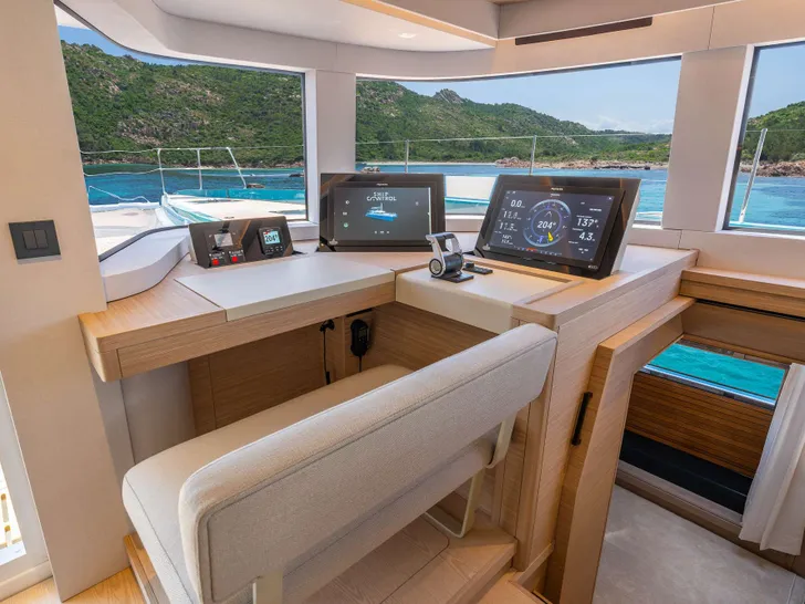 IMLADRIS Lagoon Eighty 2 - navigation center IMLADRIS Lagoon Eighty 2 - navigation center