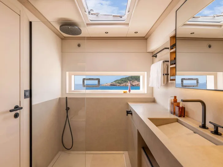 IMLADRIS Lagoon Eighty 2 - master cabin bathroom IMLADRIS Lagoon Eighty 2 - master cabin bathroom
