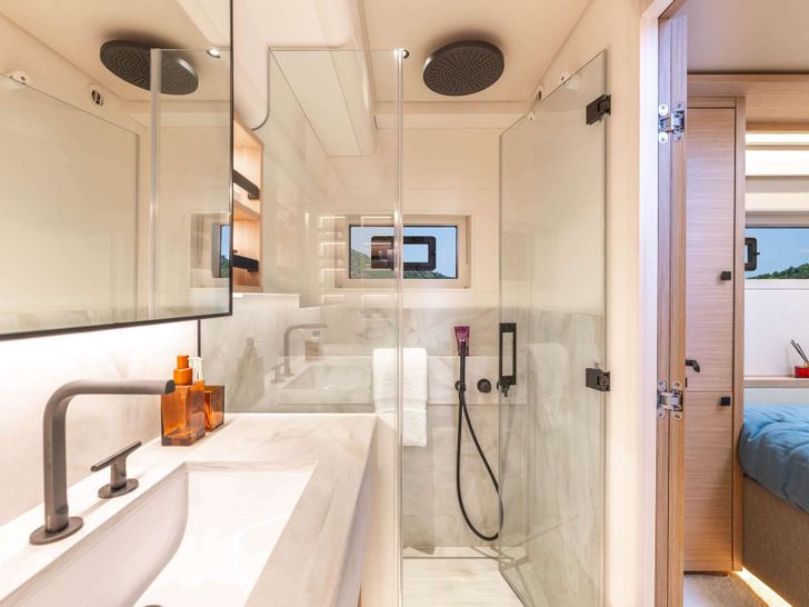 IMLADRIS Lagoon Eighty 2 - twin cabin bathroom IMLADRIS Lagoon Eighty 2 - twin cabin bathroom