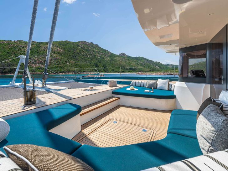 IMLADRIS Lagoon Eighty 2 - foredeck lounge IMLADRIS Lagoon Eighty 2 - foredeck lounge