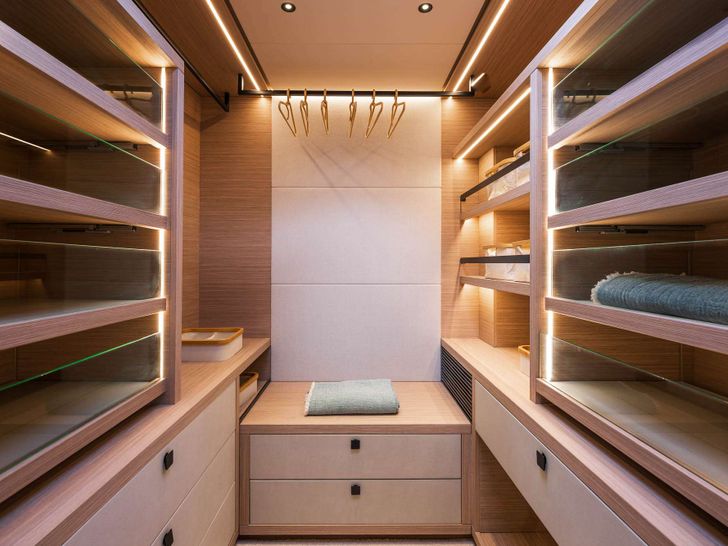 IMLADRIS Lagoon Eighty 2 - master cabin closet IMLADRIS Lagoon Eighty 2 - master cabin closet