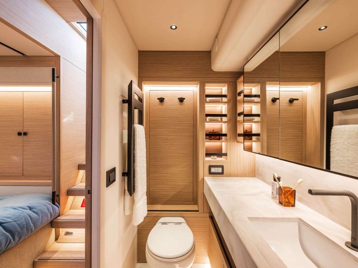 IMLADRIS Lagoon Eighty 2 - master cabin bathroom IMLADRIS Lagoon Eighty 2 - master cabin bathroom