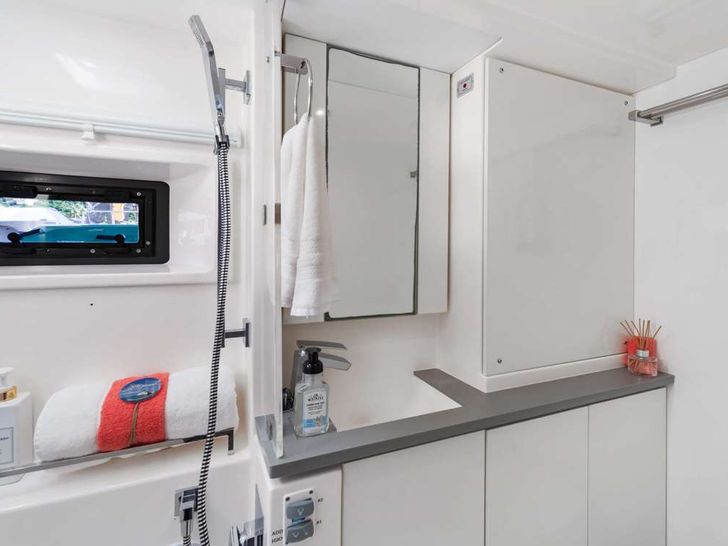 SEA DANCER Leopard 45 - Cabin 1 Head SEA DANCER Leopard 45 - Cabin 1 Head