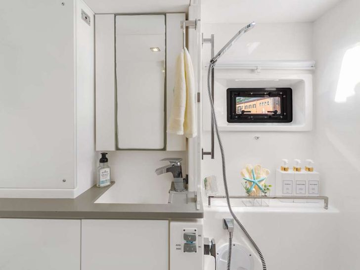 SEA DANCER Leopard 45 - Cabin 2 Head SEA DANCER Leopard 45 - Cabin 2 Head