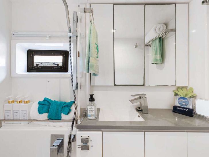 SEA DANCER Leopard 45 - Cabin 3 Head SEA DANCER Leopard 45 - Cabin 3 Head