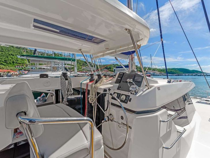 SEA DANCER Leopard 45 - Helm SEA DANCER Leopard 45 - Helm