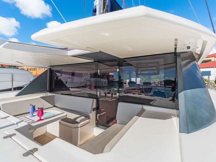 SEA DANCER Leopard 45 - Foredeck Seating SEA DANCER Leopard 45 - Foredeck Seating