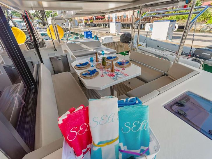 SEA DANCER Leopard 45 - Aft Deck Dining SEA DANCER Leopard 45 - Aft Deck Dining