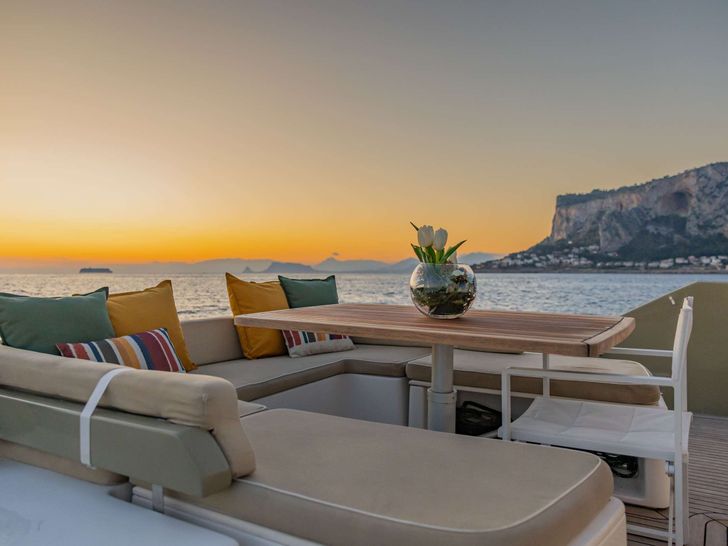 GYNAH Aicon 60 - aft deck alfresco seating GYNAH Aicon 60 - aft deck alfresco seating