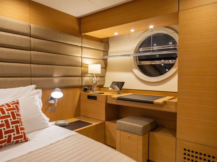 GYNAH Aicon 60 - master cabin desk GYNAH Aicon 60 - master cabin desk