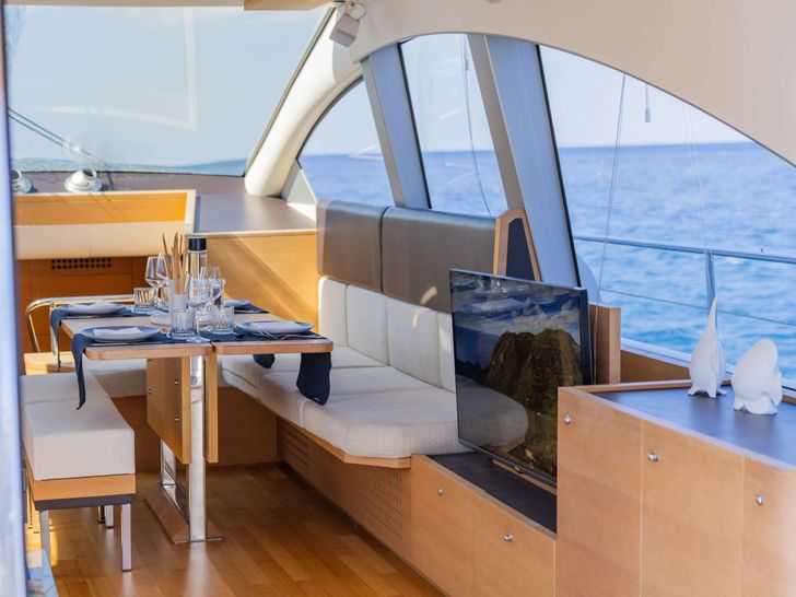 GYNAH Aicon 60 - indoor dining area GYNAH Aicon 60 - indoor dining area