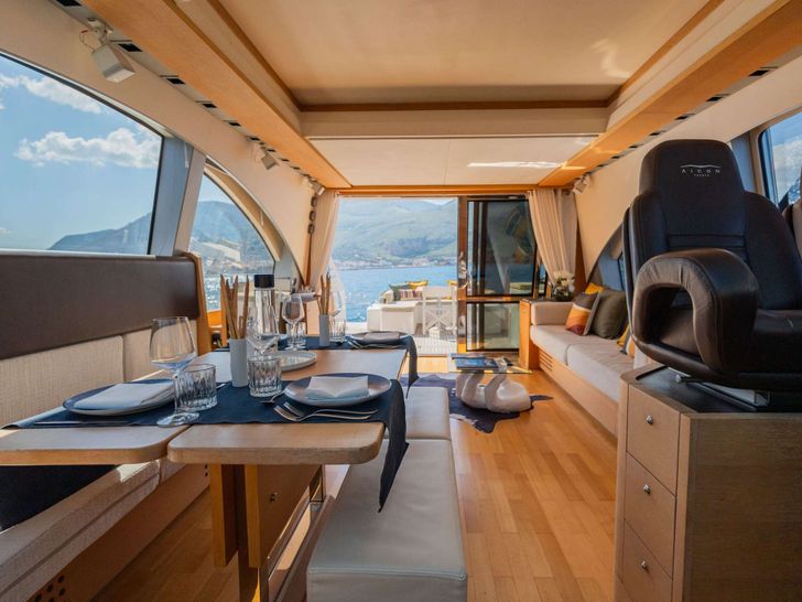 GYNAH Aicon 60 - indoor dining set up GYNAH Aicon 60 - indoor dining set up