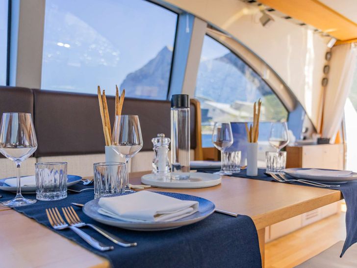 GYNAH Aicon 60 - formal dining set up GYNAH Aicon 60 - formal dining set up