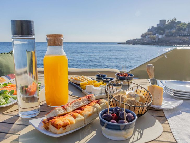 GYNAH Aicon 60 - alfresco breakfast GYNAH Aicon 60 - alfresco breakfast