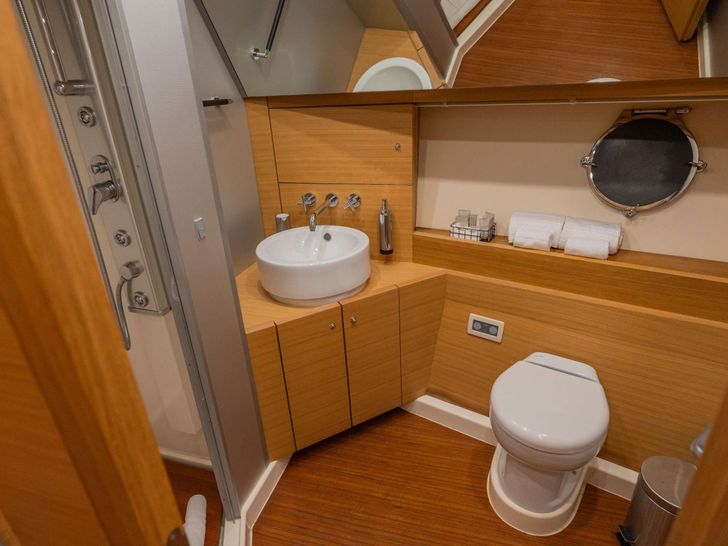 GYNAH Aicon 60 - master cabin bathroom GYNAH Aicon 60 - master cabin bathroom