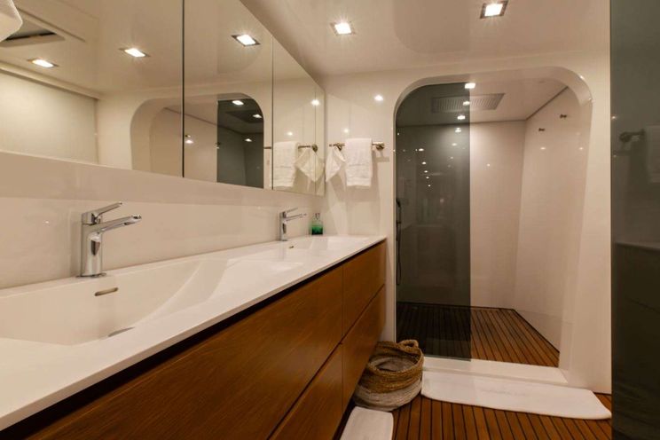 Charter Yacht INDABLUE - Sunreef 74 - 3 Cabins - Nassau - Exumas - Bahamas