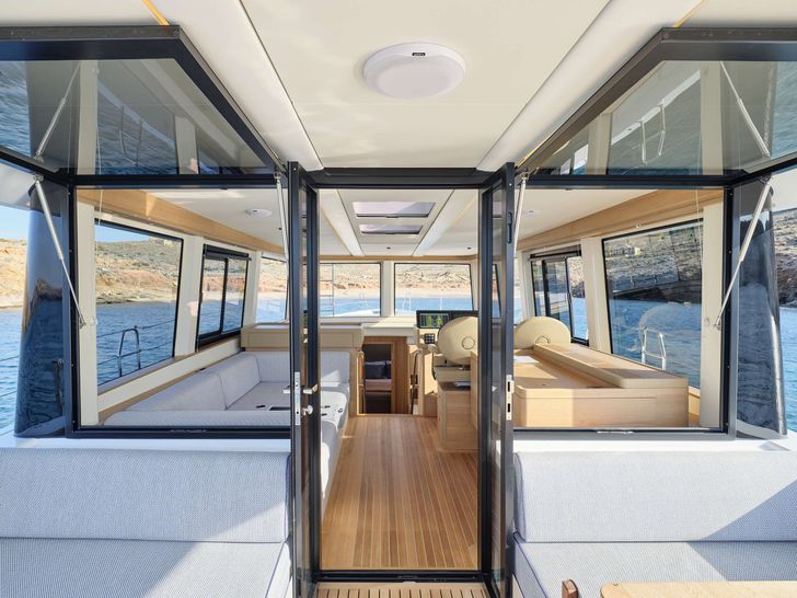 N.ICE Custom 18m - saloon entrance N.ICE Custom 18m - saloon entrance