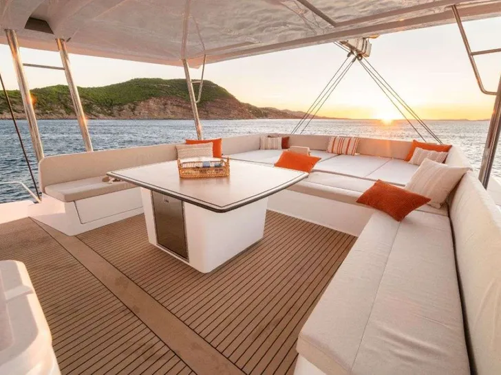 DREAM ON Bali 5.8 - flybridge DREAM ON Bali 5.8 - flybridge