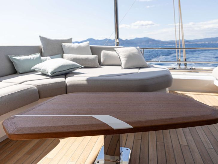 CHRISTAL MIO 80 Fountaine Pajot Thira 80 - flybridge seating with table CHRISTAL MIO 80 Fountaine Pajot Thira 80 - flybridge seating with table