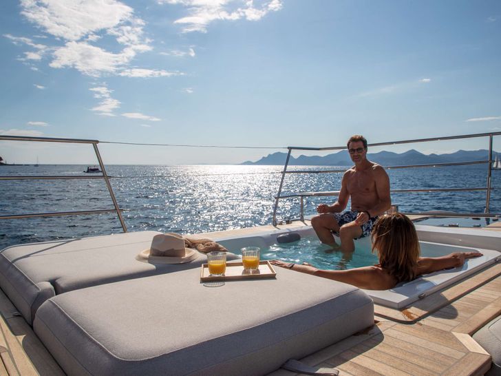 CHRISTAL MIO 80 Fountaine Pajot Thira 80 - foredeck amenities CHRISTAL MIO 80 Fountaine Pajot Thira 80 - foredeck amenities