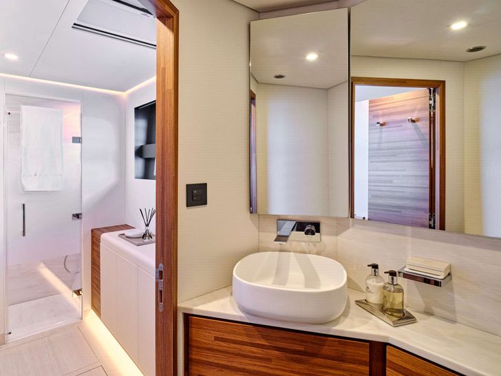 CHRISTAL MIO 80 Fountaine Pajot Thira 80 - VIP cabin bathroom CHRISTAL MIO 80 Fountaine Pajot Thira 80 - VIP cabin bathroom