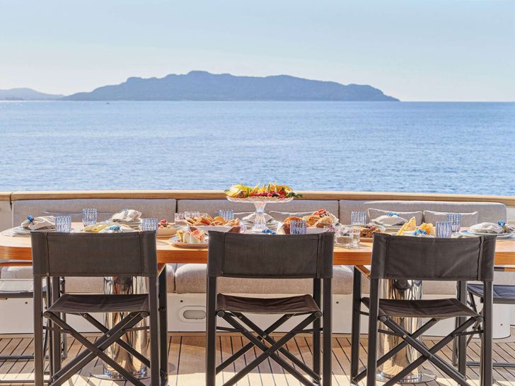 TIGRA Cantieri di Pisa Akhir 31 - main aft deck alfresco dining area TIGRA Cantieri di Pisa Akhir 31 - main aft deck alfresco dining area