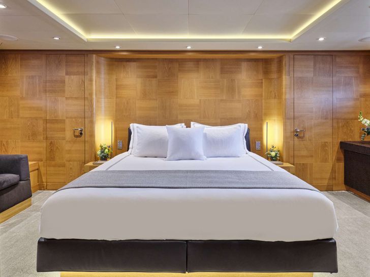 TIGRA Cantieri di Pisa Akhir 31 - master cabin bed TIGRA Cantieri di Pisa Akhir 31 - master cabin bed