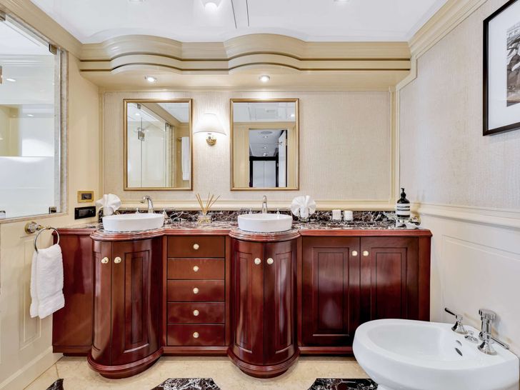 SWEET CAROLINE II Trinity 165 - twin cabin 1 bathroom SWEET CAROLINE II Trinity 165 - twin cabin 1 bathroom