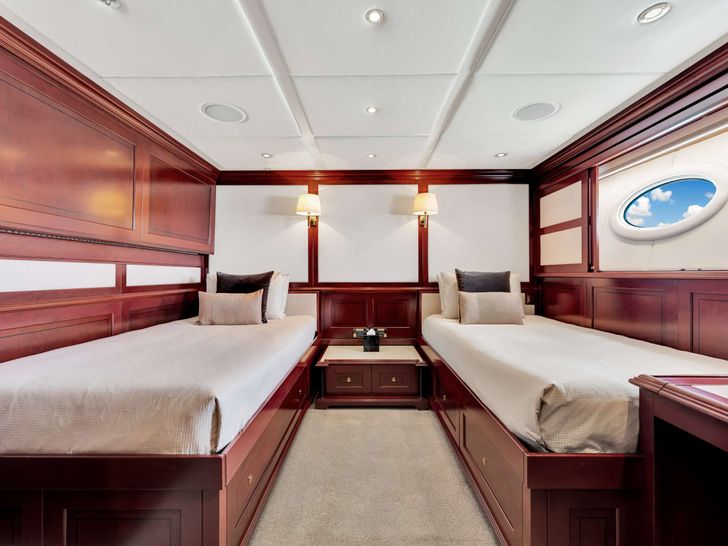 SWEET CAROLINE II Trinity 165 - twin cabin 2 SWEET CAROLINE II Trinity 165 - twin cabin 2