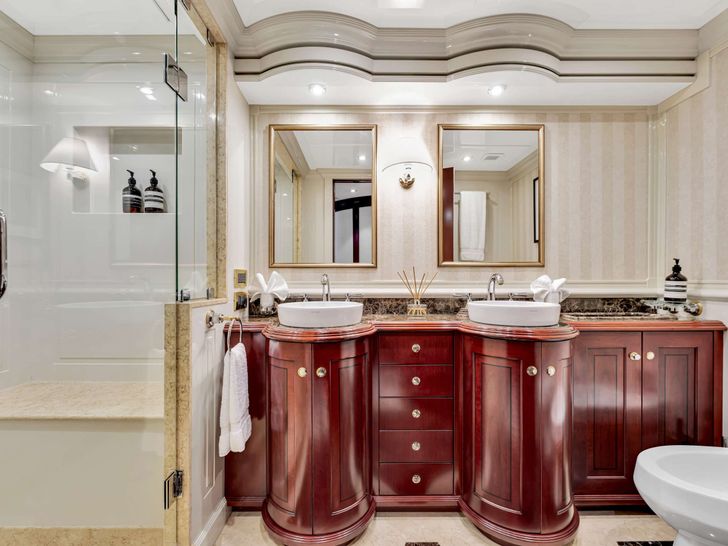 SWEET CAROLINE II Trinity 165 - twin cabin 2 bathroom SWEET CAROLINE II Trinity 165 - twin cabin 2 bathroom