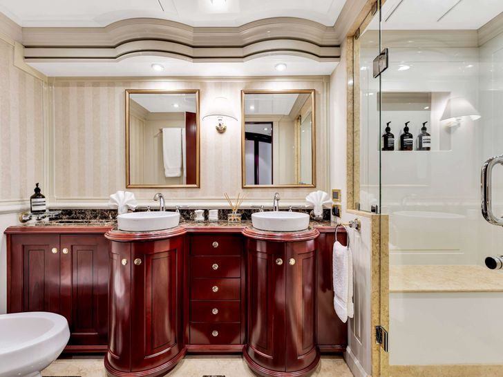 SWEET CAROLINE II Trinity 165 - twin cabin 3 bathroom SWEET CAROLINE II Trinity 165 - twin cabin 3 bathroom