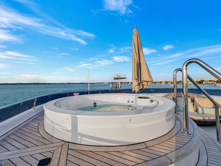 SWEET CAROLINE II Trinity 165 - sun deck jacuzzi SWEET CAROLINE II Trinity 165 - sun deck jacuzzi