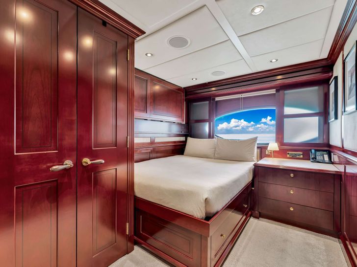 SWEET CAROLINE II Trinity 165 - main deck VIP cabin SWEET CAROLINE II Trinity 165 - main deck VIP cabin