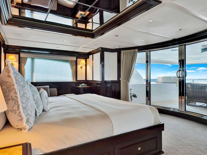 SWEET CAROLINE II Trinity 165 - master cabin other angle SWEET CAROLINE II Trinity 165 - master cabin other angle