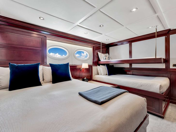 SWEET CAROLINE II Trinity 165 - VIP cabin with a Pullman SWEET CAROLINE II Trinity 165 - VIP cabin with a Pullman