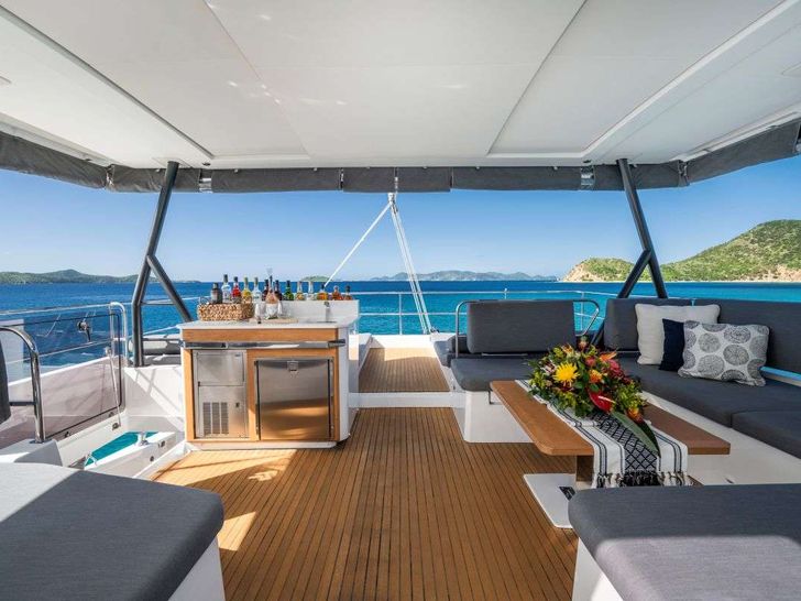 LYRA Fountaine Pajot Alegria 67 - flybridge seating and dining area with a minibar LYRA Fountaine Pajot Alegria 67 - flybridge seating and dining area with a minibar