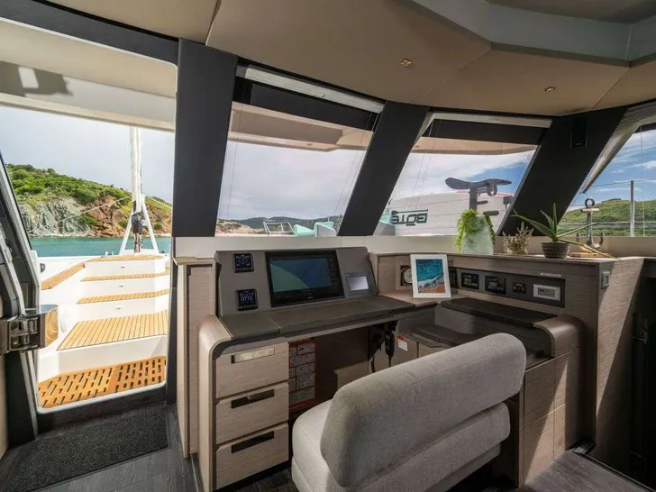 LYRA Fountaine Pajot Alegria 67 - navigation center LYRA Fountaine Pajot Alegria 67 - navigation center