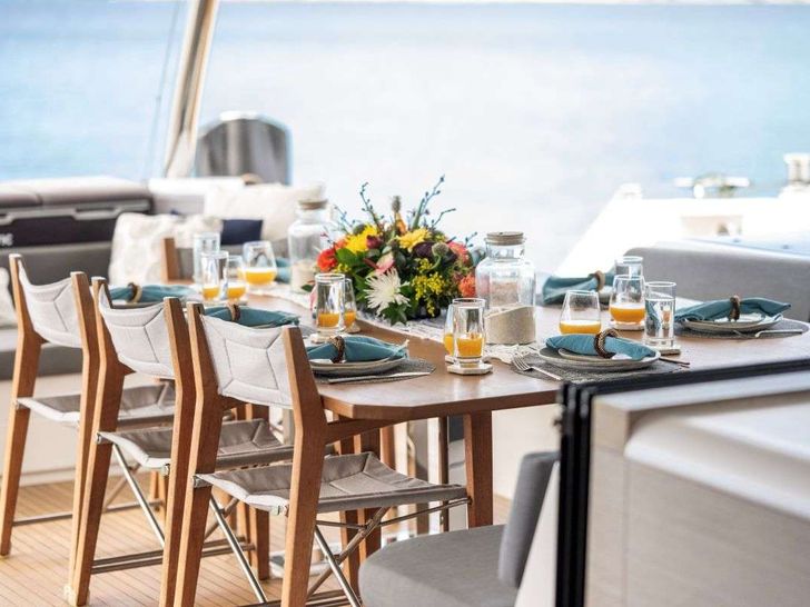 LYRA Fountaine Pajot Alegria 67 - alfresco dining set up LYRA Fountaine Pajot Alegria 67 - alfresco dining set up