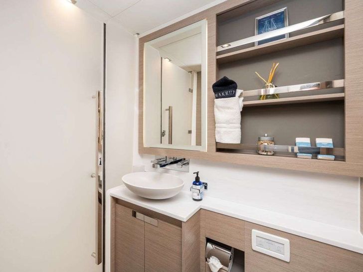 LYRA Fountaine Pajot Alegria 67 - master cabin bathroom LYRA Fountaine Pajot Alegria 67 - master cabin bathroom