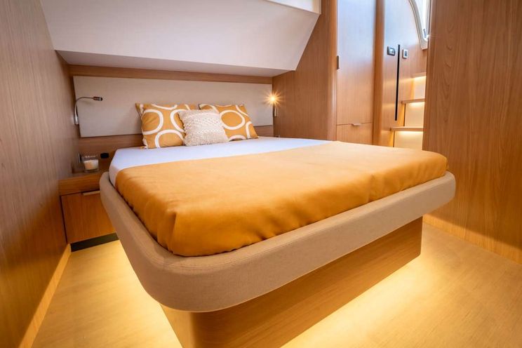 Charter Yacht ENDEAVOUR - Bali 5.8 - 5 Cabins - Naples - Capri - Positano - Amalfi Coast - Italy